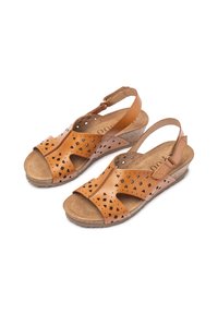 Sandalias de cuero marrón con diseño de talón descubierto, que presentan patrones troquelados y una media suela de corcho. Plantilla texturizada para mayor comodidad.
