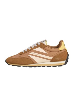 Baskets Pepe Jeans marron et beige avec lacets blancs, languette jaune au talon et semelle extérieure noire à crampons, vue de côté, design sportif décontracté.