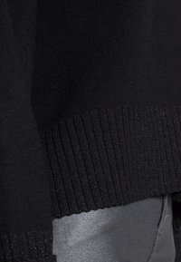 OPUS Stickad tröja - black