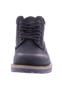 Zwarte leren enkellaars met ronde neus, grijze veters, gestikte accenten en een rubberen zool, met een contrasterende houtachtige rand.