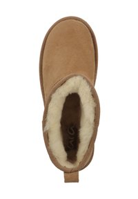 Braune Wildleder-Ankle Boots mit einer weichen cremefarbenen Kunstfellverkleidung, runder Zehenpartie und einem Stoffzugriemen an der Rückseite. Glatte Oberfläche. 