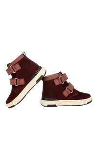 Burgunderfarbene Wildleder-Ankle-Boots mit zwei verstellbaren Riemen, Gummisohlen und einer kontrastierenden beigen Laufsohle; runde Zehenform.