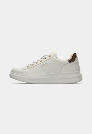 Witte lage sneaker met gouden veterogen, "REPLAY" logo aan de zijkant en een gestructureerde metallic gouden hielstrip, tegen een effen achtergrond.
