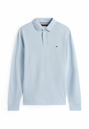 Himmelblaues Langarm-Polo-Shirt aus Baumwolle mit klassischem Kragen, einer drei-Knopf-Leiste und einem kleinen Logo auf der Brust.