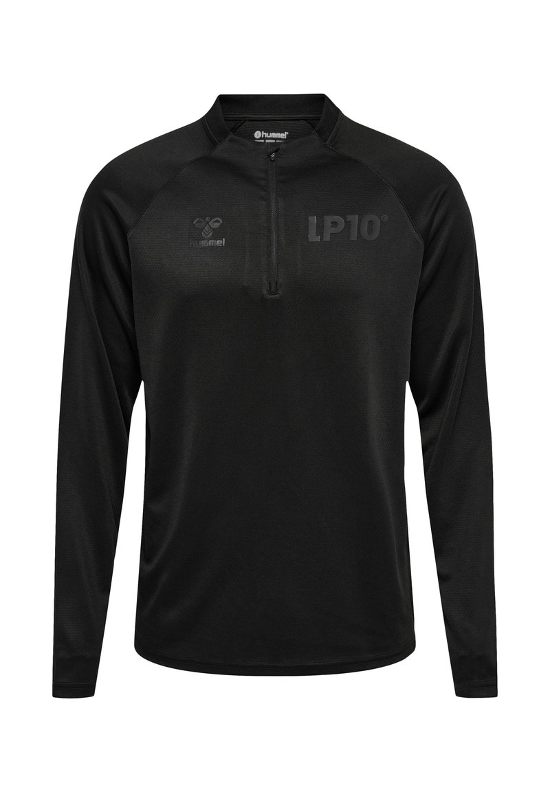 Zwart sportshirt met lange mouwen en kwart rits, gemaakt van vochtafvoerend materiaal. Bevat een matte logo en 'LP10' bedrukt op de borst.