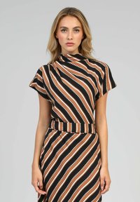 Robe à rayures marron et noire avec des manches courtes, un col montant et une ceinture. Présente des accents à pois blancs le long des rayures. Texture de tissu lisse.