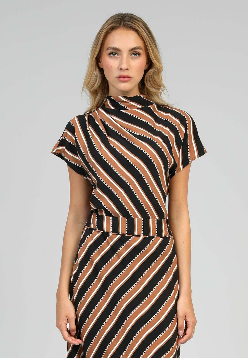 Robe à rayures marron et noire avec des manches courtes, un col montant et une ceinture. Présente des accents à pois blancs le long des rayures. Texture de tissu lisse.