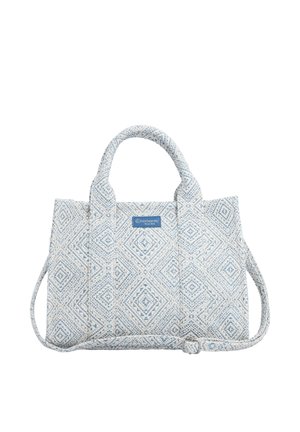 Sac à main en tissu à motifs bleus et blancs avec deux poignées, une bandoulière amovible et un petit patch logo rectangulaire à l'avant.