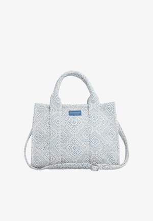 Bolso de tela con patrón azul y blanco, con dos asas, una correa para el hombro desmontable y una pequeña etiqueta rectangular con el logo en la parte frontal.