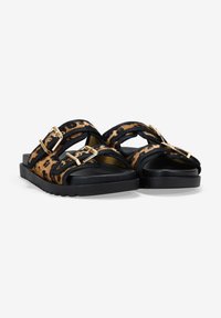 Sandalias deslizantes de estampado de leopardo con dos amplias correas negras y hebillas doradas, una suela negra texturizada y un diseño plano para mayor comodidad.