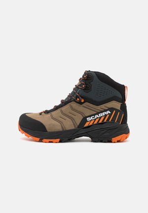 Botte de randonnée marron et noire avec des accents orange, dotée d'un upper en mesh, d'une semelle en caoutchouc épaisse et de motifs texturés sur les côtés.
