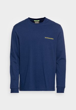 Maglietta a maniche lunghe blu navy in morbido cotone, con collo tondo, polsini a costine e logo giallo "SCOTCH & SODA" sul davanti.