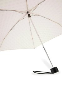 Ombrello compatto bianco aperto, con ribalte metalliche e un manico nero con cinturino da polso su uno sfondo bianco.