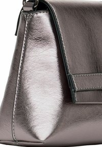 Borsa in pelle grigia metallica con forma triangolare strutturata, caratterizzata da una superficie liscia, cuciture decorative e una chiusura a patta.