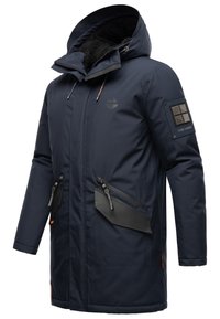 Marinblå vattentät parka-jacka med foder i päls runt huvan, fickor med dragkedja på sidorna och en logotyp på ärmen. Mjuk textur och slitstarkt material.