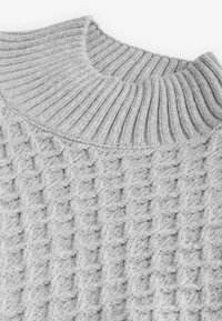 Hellgrauer, gestrickter Pullover mit einem strukturierten Rautenmuster und einem gerippten Kragen, aus einem weichen, flauschigen Material gefertigt.