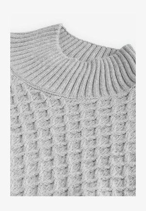 Hellgrauer, gestrickter Pullover mit einem strukturierten Rautenmuster und einem gerippten Kragen, aus einem weichen, flauschigen Material gefertigt.