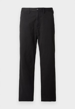 Czarne spodnie wykonane z bawełny, charakteryzujące się gładką teksturą, prostym krojem nogawek oraz zapięciem na guzik z paskiem.