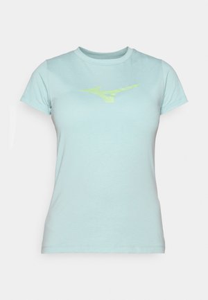 Jasnoniebieska bawełniana koszulka z krótkim rękawem i okrągłym dekoltem, z odbijającym zielonym logo z przodu. Gładka faktura, dopasowany fason.