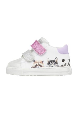 Sneaker bianco per bambini con cinturini in glitter argento e rosa, toppa sul tallone viola e facce di animali cartoni di procione, husky e panda sui lati.