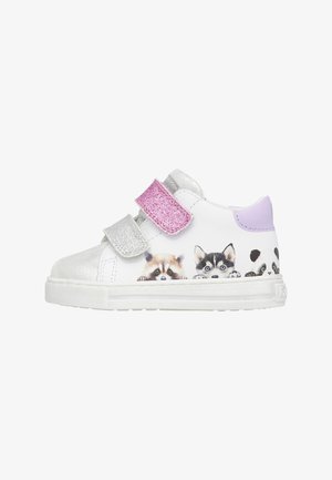 Weiße Kindersneaker mit silbernen und rosa Glitzerriemen, lila Fersenpatch und Karikaturtiergesichtern von einem Waschbären, einem Husky und einem Panda an der Seite.