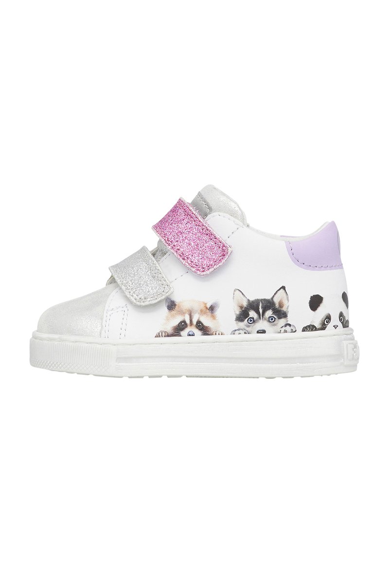 Baskets blanches pour enfants avec des bandes scintillantes argentées et roses, un patch au talon violet et des visages de cartoon d'un raton laveur, d'un husky et d'un panda sur le côté.