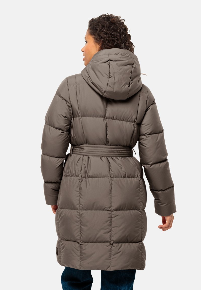 Cappotto puffer verde oliva con cappuccio, vita prevista e texture trapuntata. Presenta maniche lunghe e arriva a metà polpaccio.
