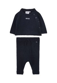 Granatowy dzianinowy zestaw dla niemowląt z długim rękawem z bocznymi guzikami oraz pasującymi spodniami z troczkiem w pasie, obie części oznaczone napisem "BOSS".