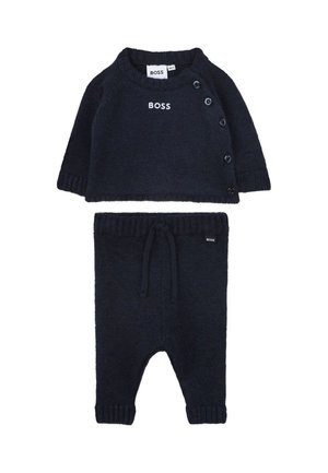 Ensemble pour bébé en tricot bleu marine comprenant un haut à manches longues avec des boutons sur le côté et un pantalon assorti avec taille à cordon, tous deux portant l'inscription "BOSS".