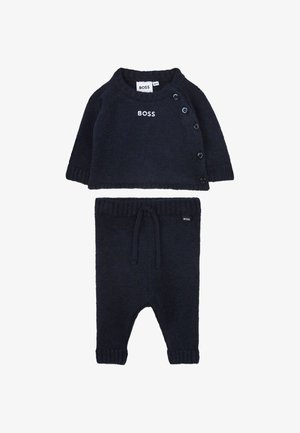 Set per neonati in maglia blu navy, composto da una maglietta a maniche lunghe con bottoni laterali e pantaloni abbinati con vita regolabile, entrambi etichettati "BOSS."