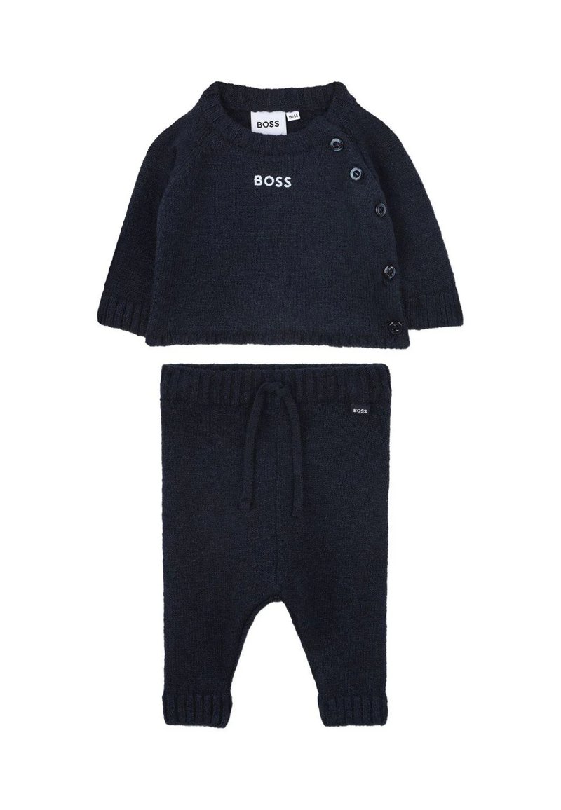 Granatowy dzianinowy zestaw dla niemowląt z długim rękawem z bocznymi guzikami oraz pasującymi spodniami z troczkiem w pasie, obie części oznaczone napisem "BOSS".