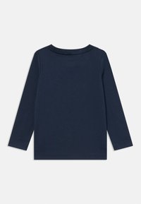 Granatowa koszula z długim rękawem i okrągłym dekoltem, wyeksponowana na płasko z tyłu na białym tle.