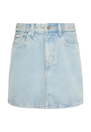 Mini-jupe en denim bleu clair avec poches devant, passants de ceinture et logo Calvin Klein sur la ceinture et la petite poche avant.
