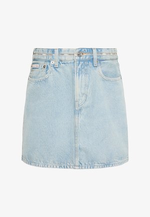 Mini-jupe en denim bleu clair avec poches devant, passants de ceinture et logo Calvin Klein sur la ceinture et la petite poche avant.