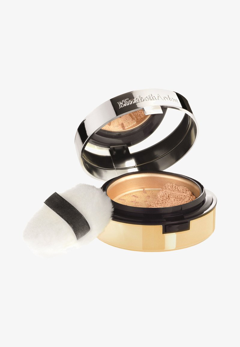 Luźny puder w kompakcie w kolorze złotym i czarnym, wyposażony w lustro i aplikator w formie puszka. Tekstura jest drobna, z widoczną kopułą pudru wewnątrz.