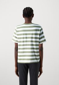 Selected Femme SLFESSENTIAL TEE - T-shirt med print - olivine/bright white