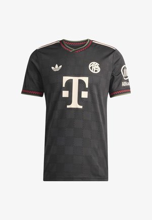 Camiseta de fútbol negra con un sutil patrón a cuadros, detalle en cuadros rojos en el cuello y las mangas, logotipos en blanco que incluyen Adidas, Telekom y Allianz.
