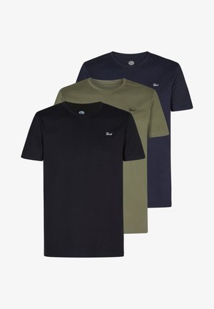 Drie T-shirts met korte mouwen in zwart, olijfgroen en donkerblauw, met een ronde halslijn en een klein logo op de linkerkant van de borst.