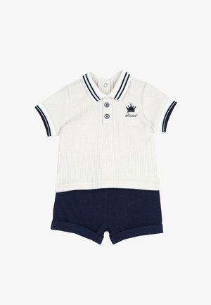 Polo shirt blanc à manches courtes avec une bordure marine et un logo de couronne, associé à un short marine à ourlet roulé pour les bébés garçons.