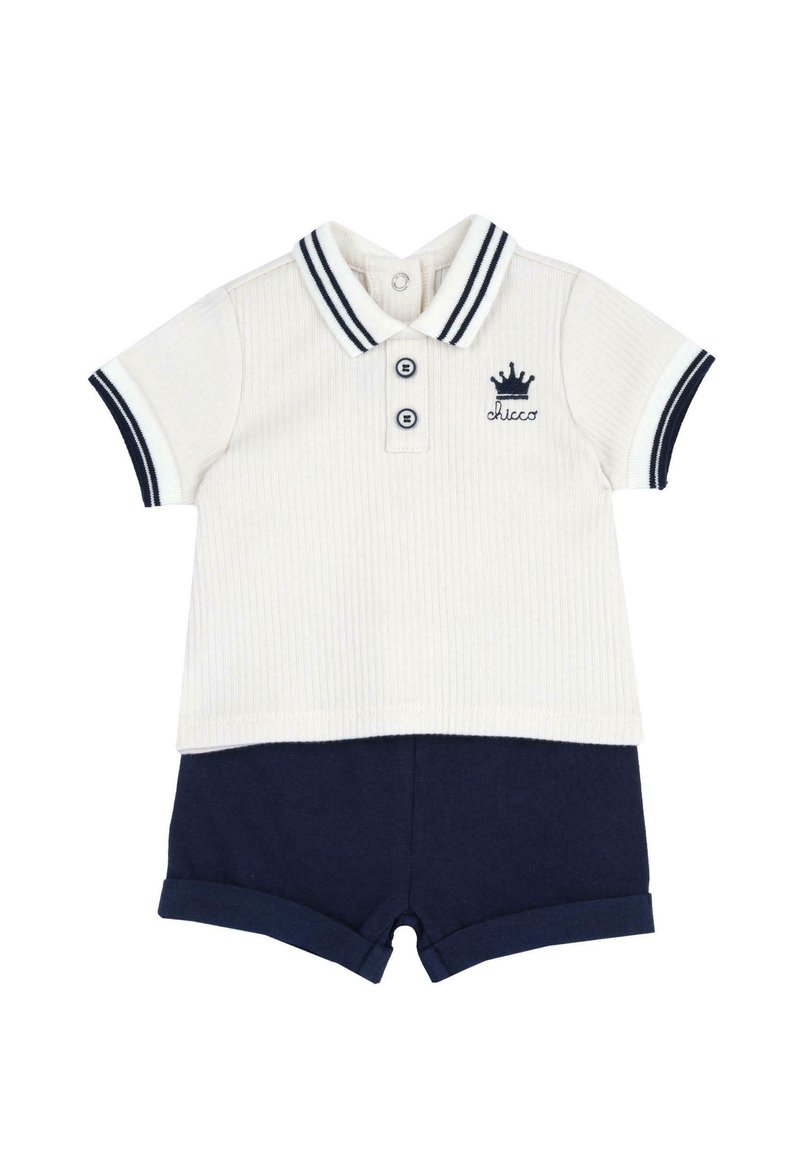 Polo shirt blanc à manches courtes avec une bordure marine et un logo de couronne, associé à un short marine à ourlet roulé pour les bébés garçons.