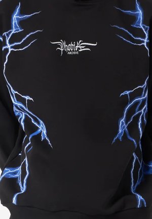 Felpa nera con design a fulmine blu sul davanti, con logo ricamato in bianco sul petto. Tessuto morbido.