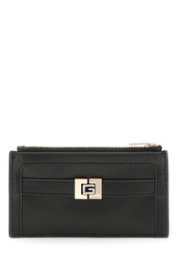 Portefeuille en cuir noir avec une fermeture éclair, comportant un accent en métal doré et plusieurs compartiments pour cartes à l'avant.