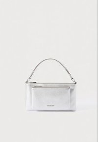 Zilveren leren tas met een gestructureerde afwerking, voorzien van een kettinghengsel en een voorvak met ritssluiting. Minimalistisch ontwerp met een slanke rechthoekige vorm.