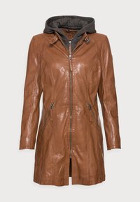 Bruine leren jas met een ritssluiting aan de voorkant, voorzien van een grijze capuchon, zijzakken en gebogen naden voor extra detail. Gladde textuur.