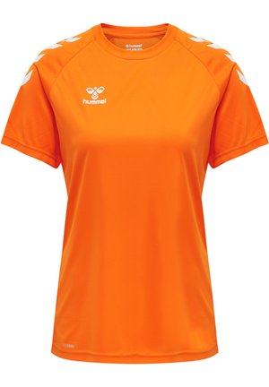 Oranje sportt-shirt met korte mouwen, voorzien van witte chevronaccenten op de schouders en een bedrukte logo op de borst. Soepele textuur.
