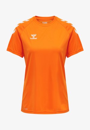 Oranje sportt-shirt met korte mouwen, voorzien van witte chevronaccenten op de schouders en een bedrukte logo op de borst. Soepele textuur.