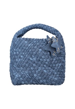 Kék szőtt kézitáska fonott fogantyúval és két csillag alakú textil díszítéssel, amelyek a jobb felső sarok közelében vannak rögzítve.