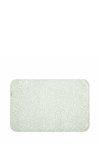 Alfombra de baño rectangular suave en verde claro con patrones florales y de hojas sutiles y bordes redondeados sobre un fondo blanco.