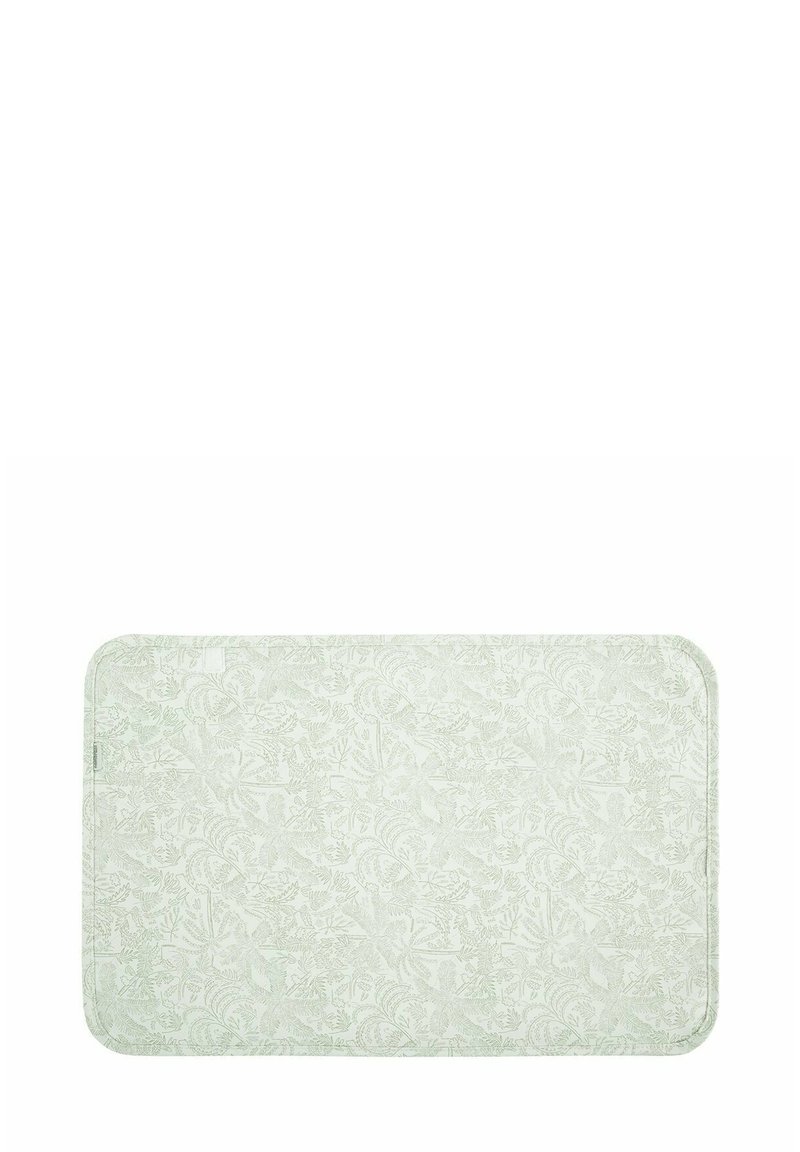 Alfombra de baño rectangular suave en verde claro con patrones florales y de hojas sutiles y bordes redondeados sobre un fondo blanco.