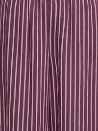 Motif à rayures verticales en violet et rose clair sur tissu, avec une couture centrale créant un effet froncé.